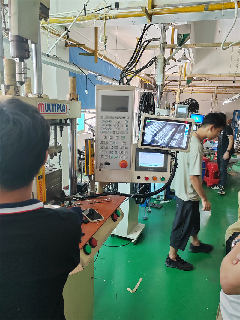 usdt九游会老哥俱乐部视觉智能模具保护器安装现场 (11)