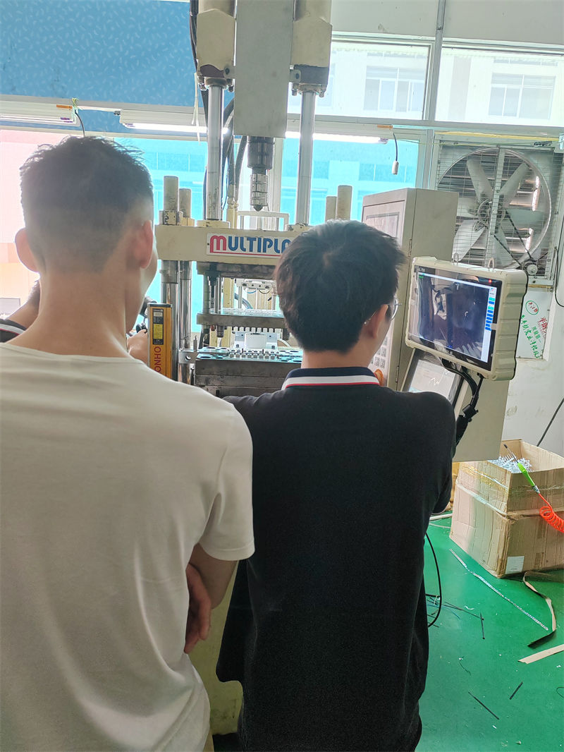 usdt九游会老哥俱乐部视觉智能模具保护器安装现场 (10)